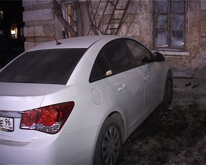 В Екатеринбурге полицейские задержали трех подозреваемых в серии грабежей и таксиста-наводчика - Фото 7