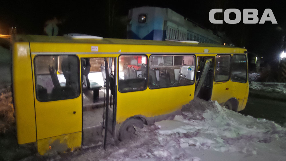 В Екатеринбурге столкнулись пассажирский автобус и тепловоз - Фото 3