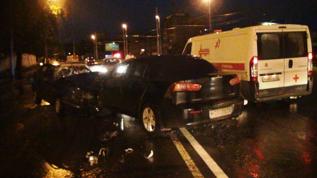 В Екатеринбурге пьяный водитель иномарки спровоцировал ДТП, в котором два человека получили серьезные травмы  - Фото 3