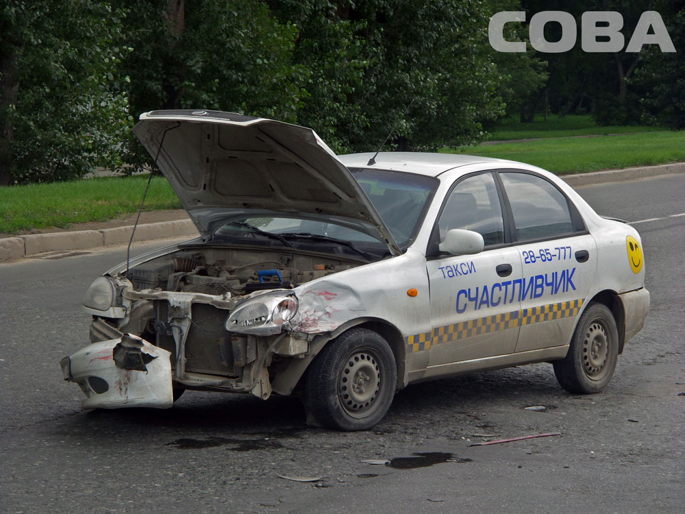 На Серафимы Дерябиной автоледи вытолкнула Renault на встречку. ФОТО - Фото 5