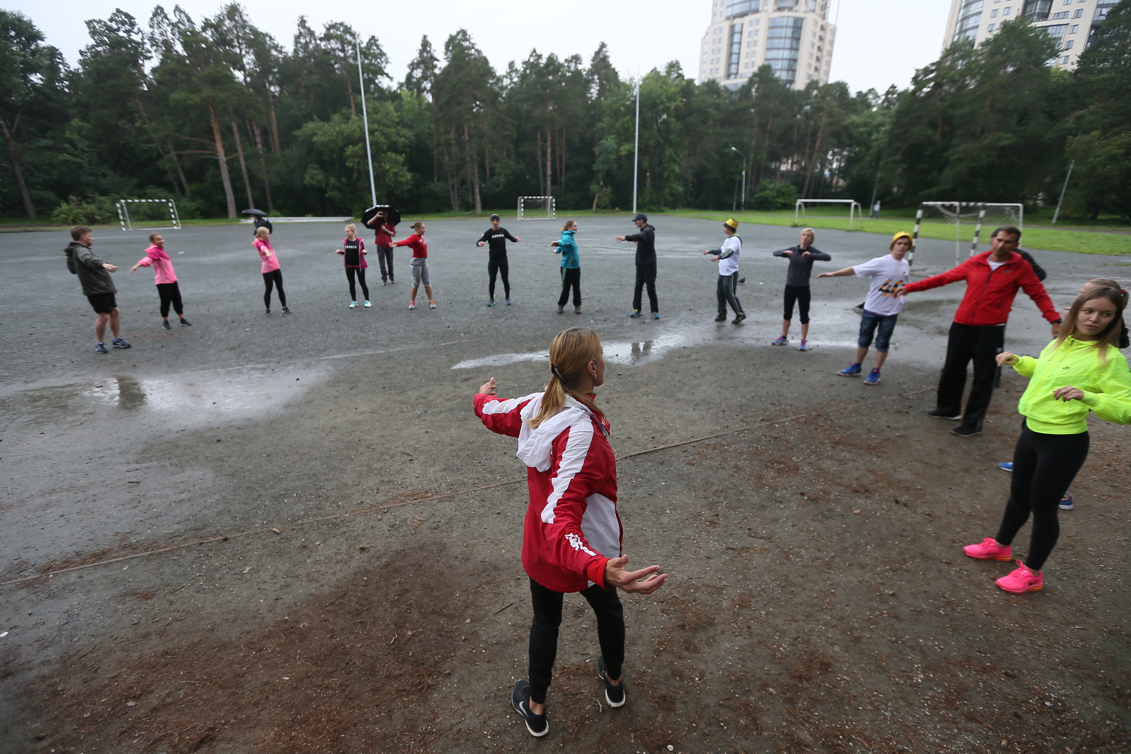 Дождь спортсменам не помеха. Екатеринбуржцы приняли участие в «олимпийском» мастер-классе от Олеси Красномовец - Фото 5