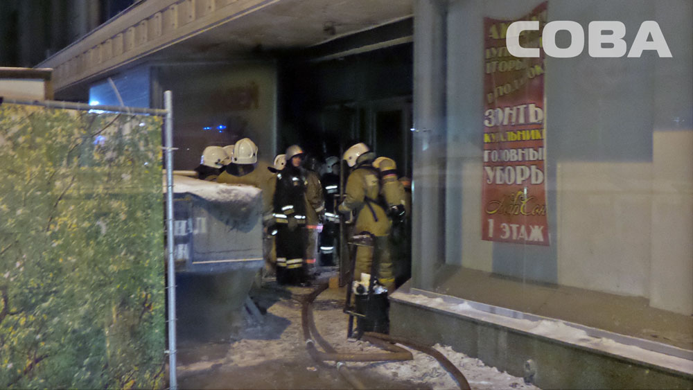 Ночью около шестидесяти пожарных тушили в Екатеринбурге ЦУМ - Фото 3
