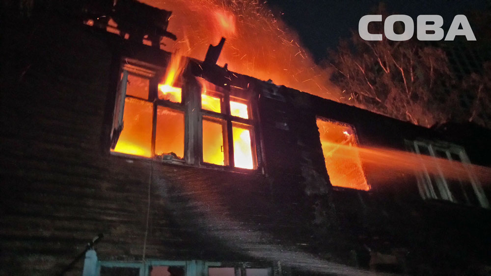 В Екатеринбурге сгорел двухэтажный барак, есть жертвы - Фото 3