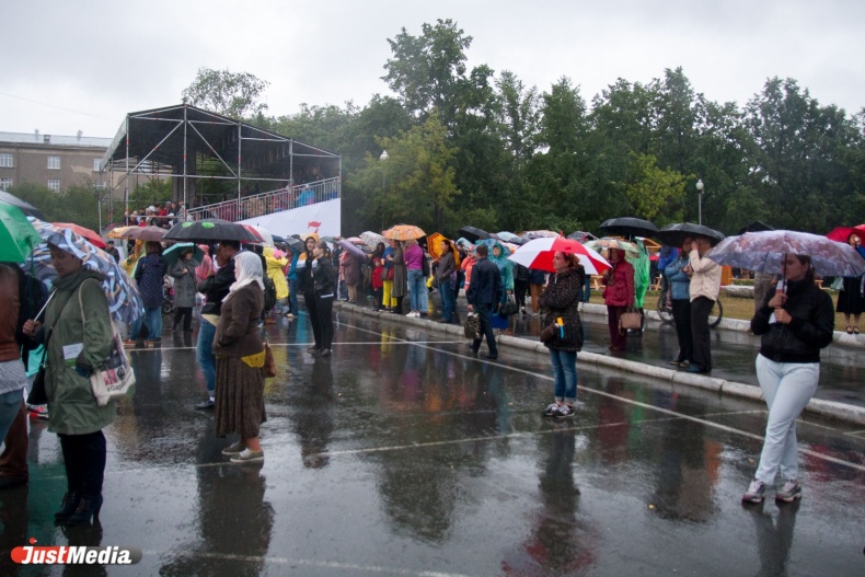 Зонтики, дождевики и живой звук. В Екатеринбурге под проливным дождем открылся седьмой Венский фестиваль - Фото 4