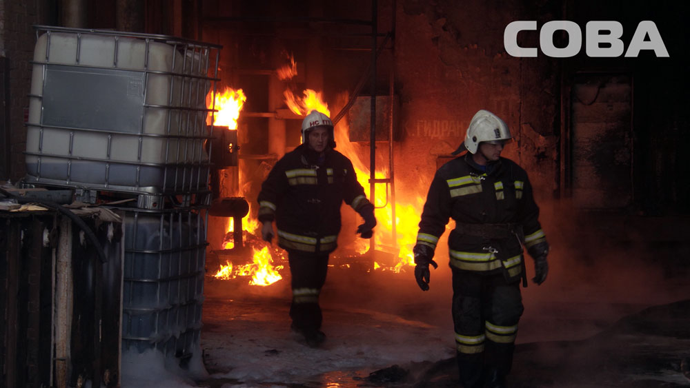 Крупный пожар в Екатеринбурге: на Маневровой горит масло в ангаре - Фото 5