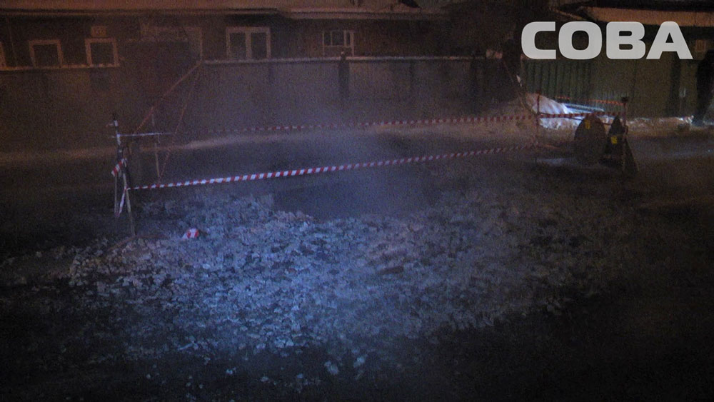 Горячая вода затопила улицу Волгоградскую в Екатеринбурге. ВИДЕО - Фото 4