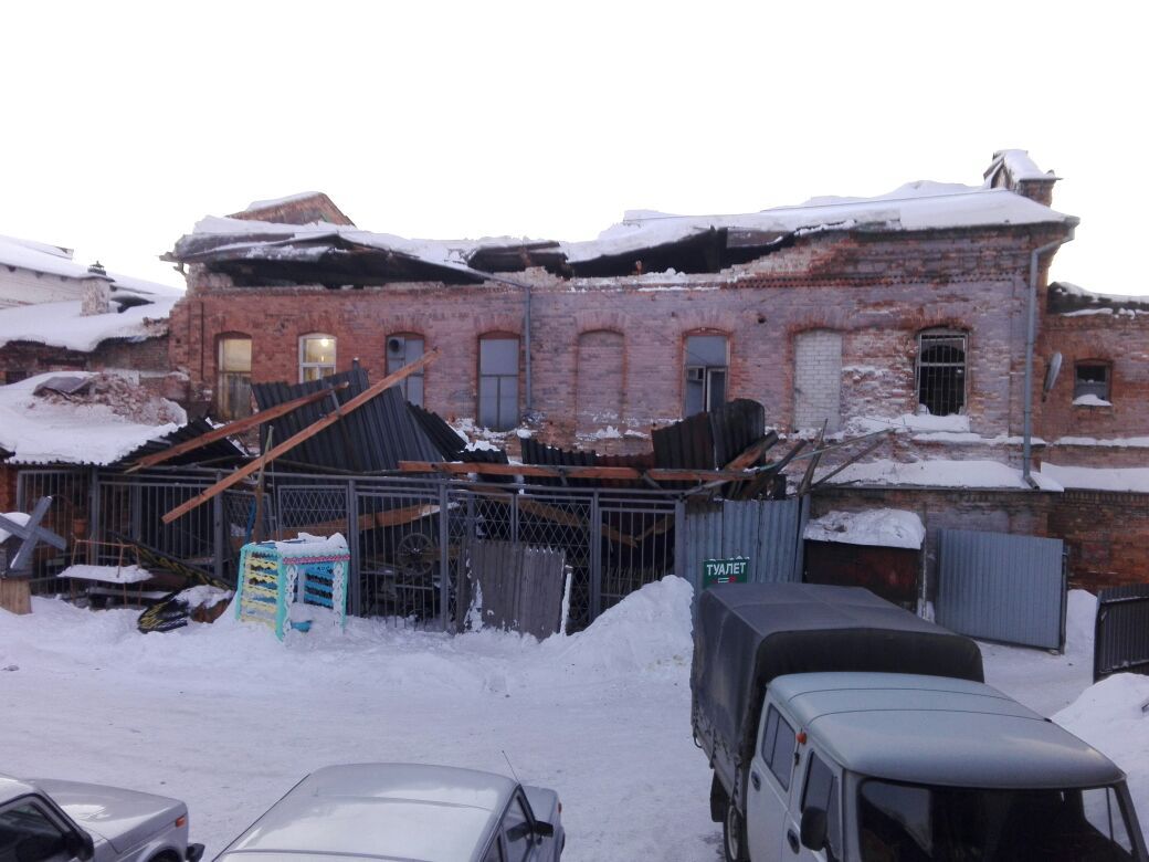 В Ирбите у памятника архитектуры XIX века обрушилась крыша. ФОТО - Фото 3