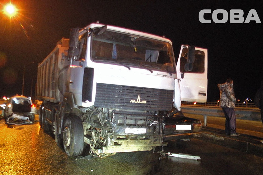 В Верхней Пышме МАЗ «выбил страйк» из трех автомобилей и сбил одного из водителей. ФОТО - Фото 4