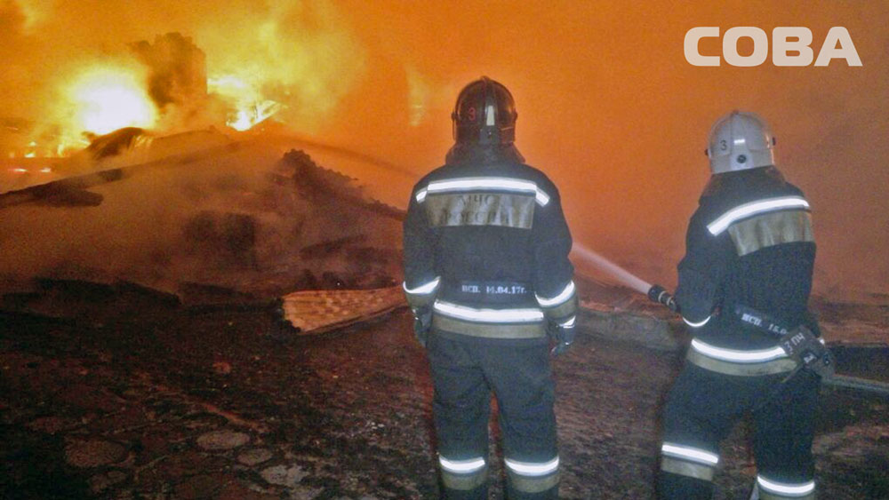 Двенадцать пожарных машин тушили крупный пожар в коллективном саду под Екатеринбургом. ФОТО  - Фото 2
