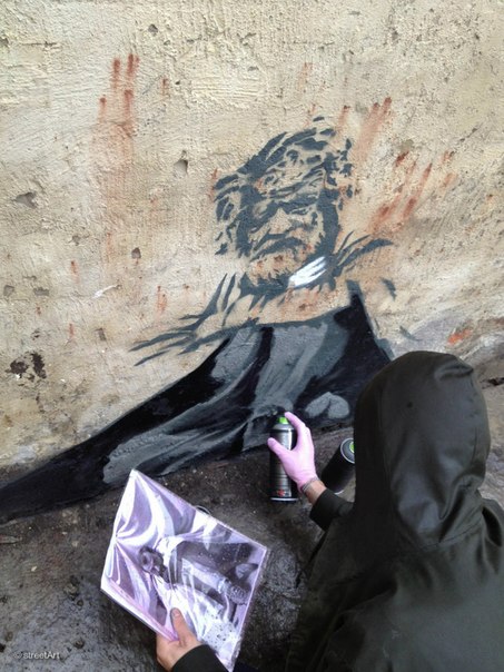Привет с Урала: на стене питерской «Ночлежки» появился «екатеринбургский» бездомный - Фото 4