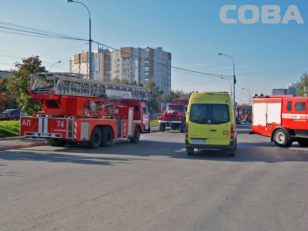 Около тридцати машин и ста пожарных. В Екатеринбурге горит отель «Атлантик»  - Фото 5