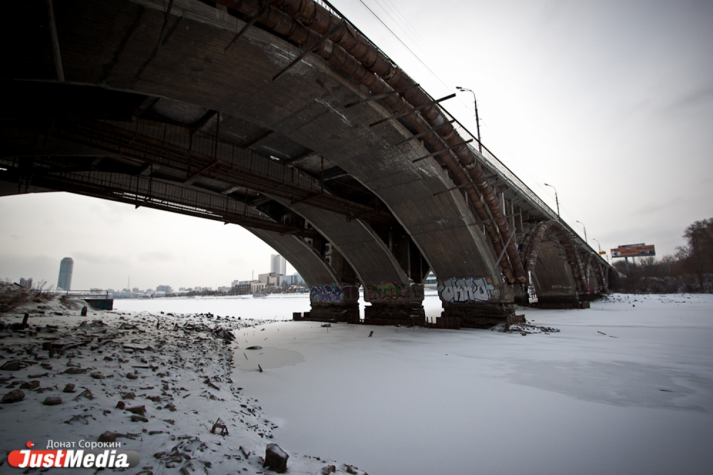 Макаровский мост на грани разрушения. Мэрия: «Бордюры позволят простоять еще немного». ФОТО - Фото 2
