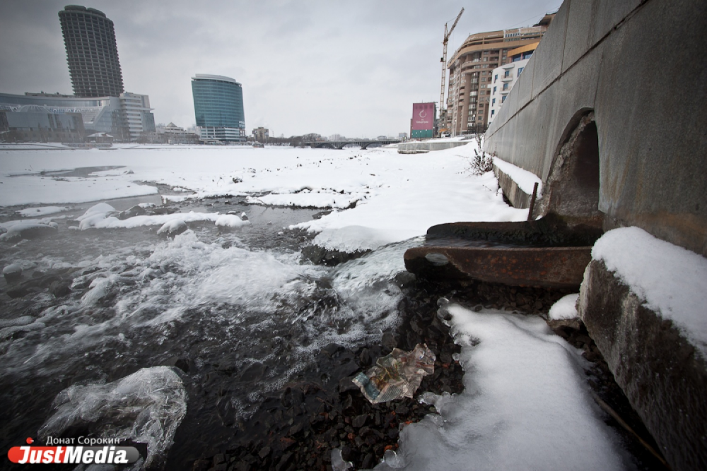 Макаровский мост на грани разрушения. Мэрия: «Бордюры позволят простоять еще немного». ФОТО - Фото 3