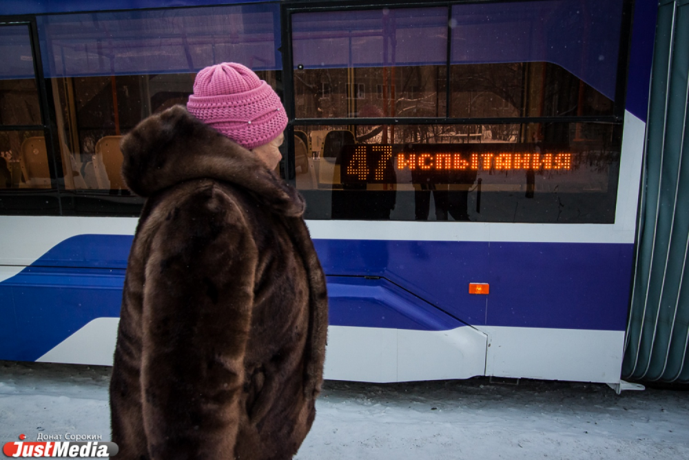 Покажи трамвай лицом! В Екатеринбурге со скрипом прошла презентация низкопольного сочлененного трамвая - Фото 4