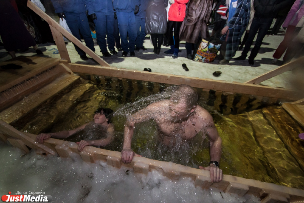 Крещенские купания прошли без пострадавших, но с инцидентами - Фото 2