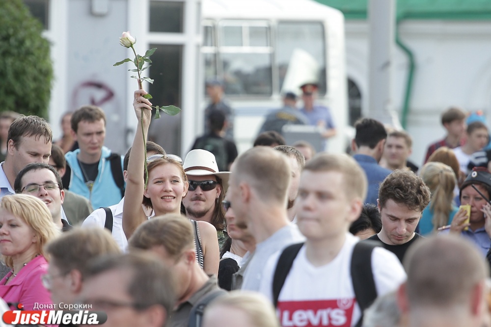 Стихийная «прогулка за Навального» в центре Екатеринбурга собрала несколько сотен человек - Фото 2