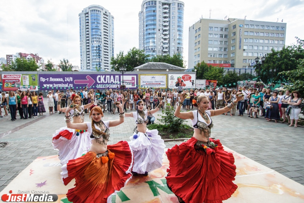В центре Екатеринбурга прошла четырехчасовая дискотека – каждый сантиметр улицы Вайнера танцевал - Фото 4