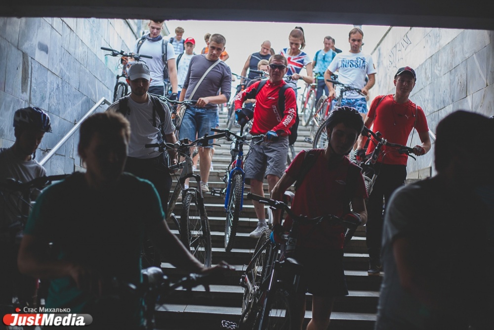 Полторы тысячи велосипедистов и 46 километров пути — в Екатеринбурге прошла «Веломагистраль» - Фото 3