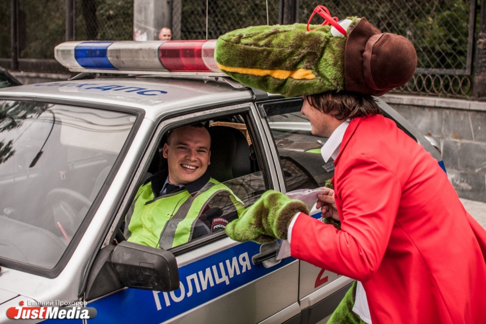 Журналисты JustMedia.Ru попытались найти крокодила, нарядившись в его отца Гену - Фото 2