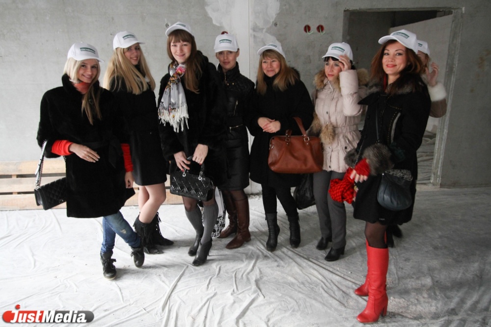 Лучшие мамы Екатеринбурга помогли строителям детского сада: зашпаклевали, прогрунтовали и покрасили стены - Фото 2