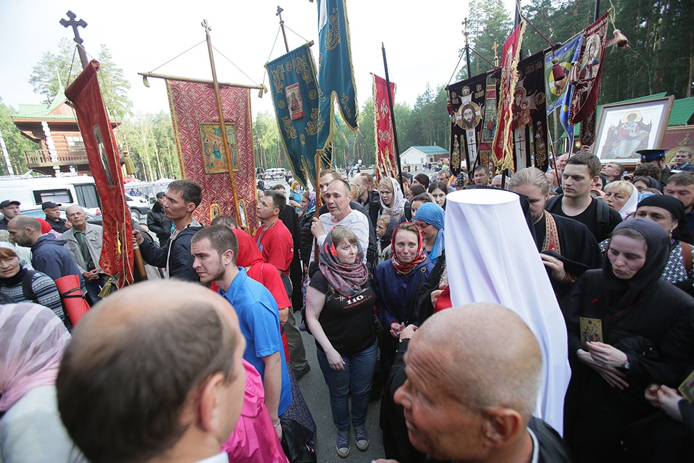 Наталья Поклонская и еще 60 тысяч верующих приняли участие в Царском крестном ходу. ФОТО - Фото 4
