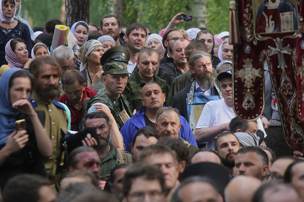 Наталья Поклонская и еще 60 тысяч верующих приняли участие в Царском крестном ходу. ФОТО - Фото 9