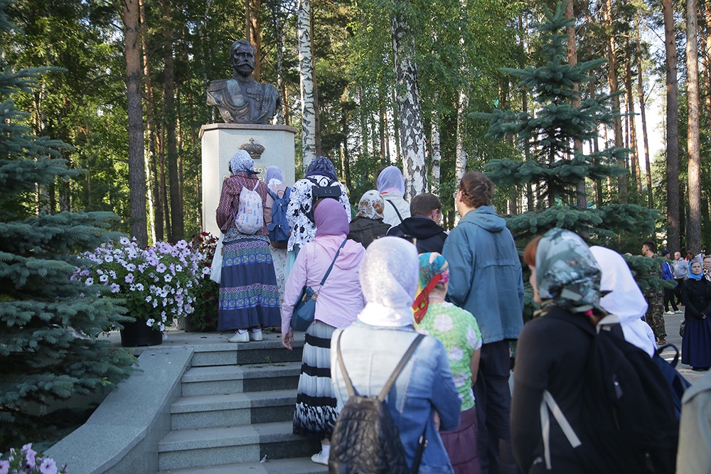 Наталья Поклонская и еще 60 тысяч верующих приняли участие в Царском крестном ходу. ФОТО - Фото 8