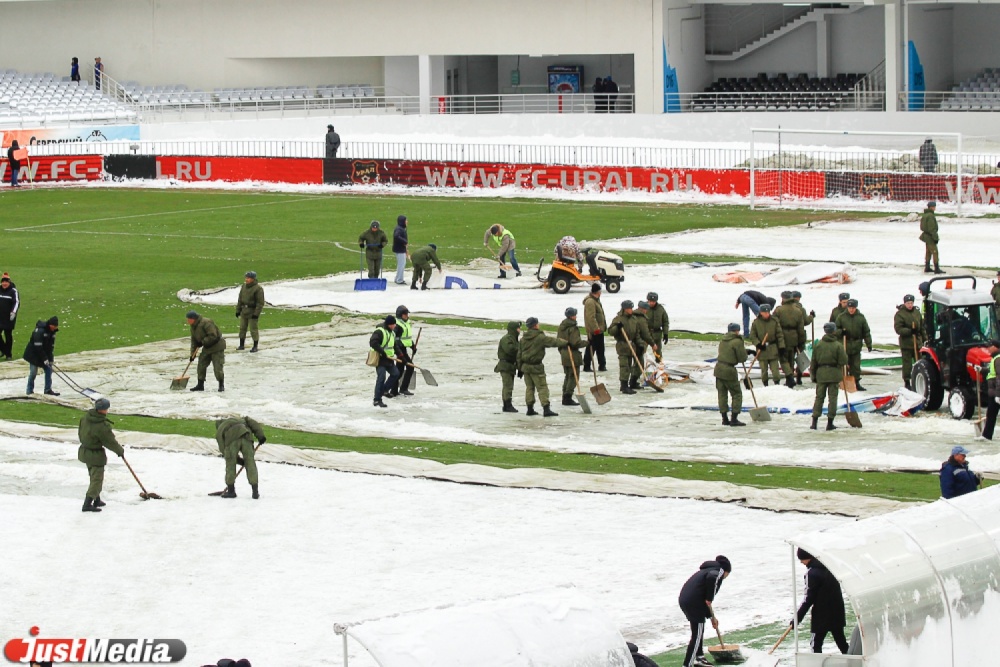 «Урал» не может — армия поможет. Футбольный матч на Центральном стадионе превратился в борьбу со снегом и полем - Фото 2