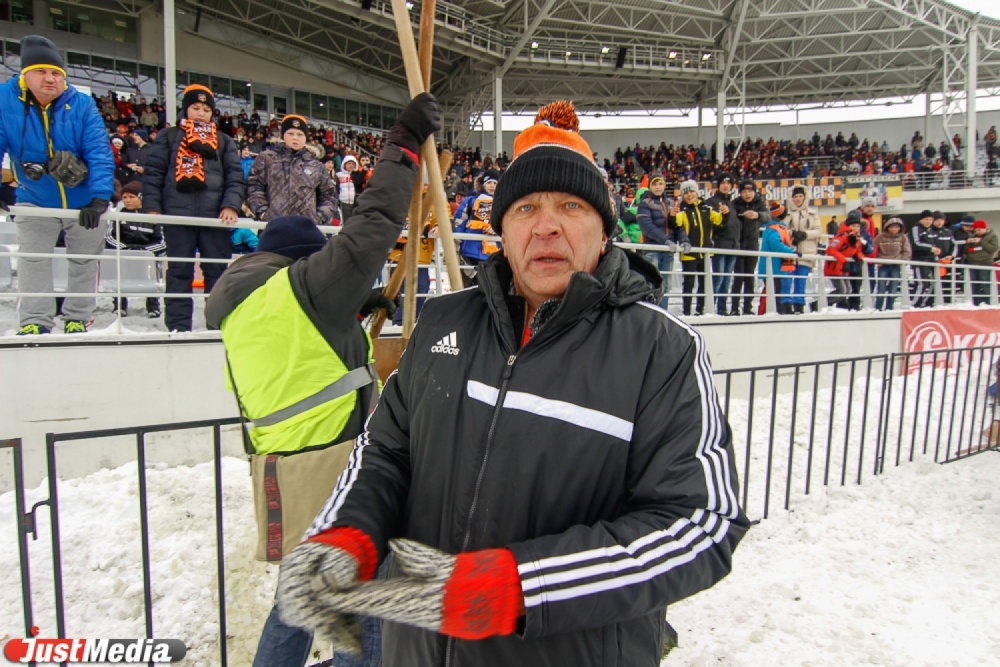 «Урал» не может — армия поможет. Футбольный матч на Центральном стадионе превратился в борьбу со снегом и полем - Фото 3
