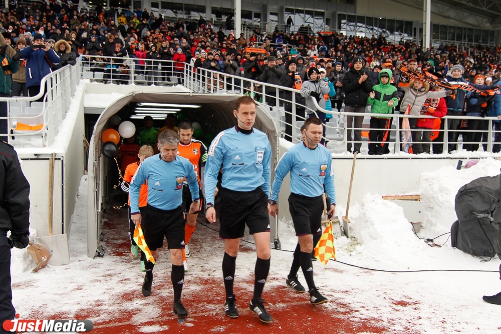 «Урал» не может — армия поможет. Футбольный матч на Центральном стадионе превратился в борьбу со снегом и полем - Фото 5