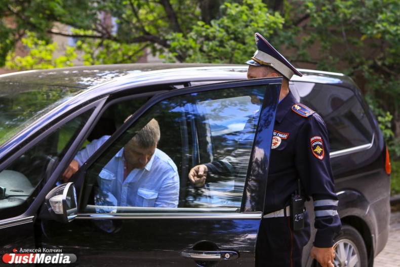 Угрозы, арбуз и жалобы. Журналисты JustMedia.Ru проехались по центру города с инспектором ДПС и оштрафовали десятки водителей - Фото 5