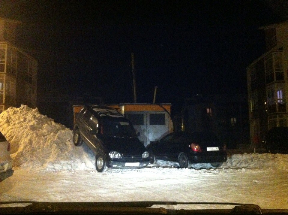 Тест-драйв по-уральски. Автолюбитель припарковал свой автомобиль на горе снега - Фото 3