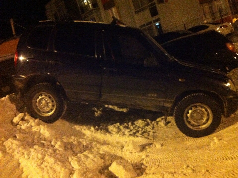 Тест-драйв по-уральски. Автолюбитель припарковал свой автомобиль на горе снега - Фото 2