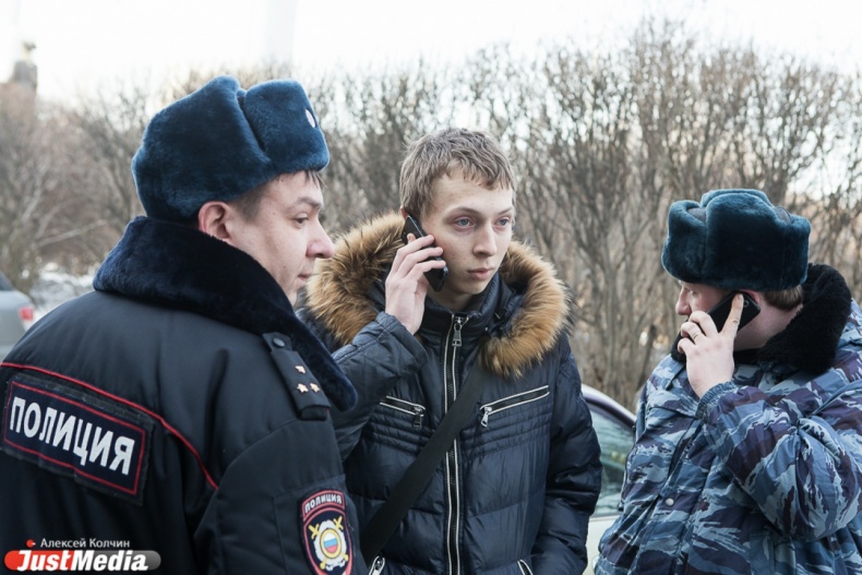 В Екатеринбурге прошли две акции памяти Немцова. На одной из них задержали юного блогера - Фото 3