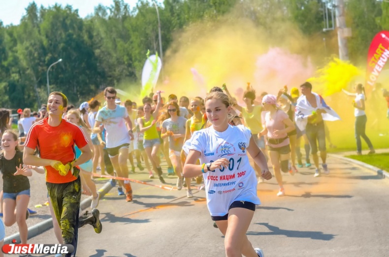 Первый красочный забег в Екатеринбурге собрал около 500 человек - Фото 3