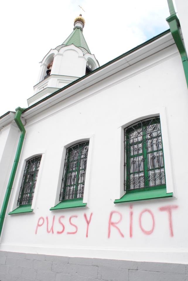 В Березовском осквернили православный храм надписью Pussy Riot  - Фото 2