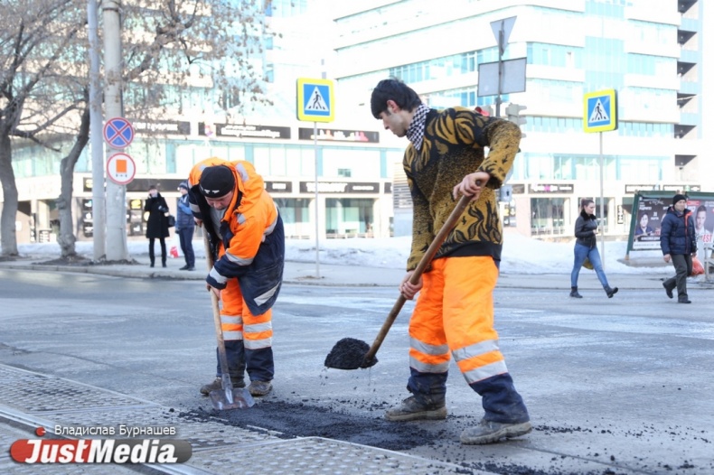 В Екатеринбурге начали ремонтировать ямы на дорогах. ФОТО - Фото 4