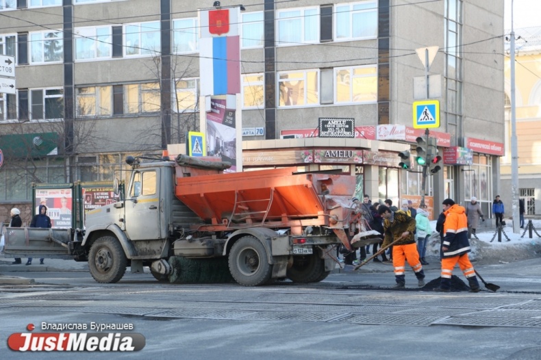 В Екатеринбурге начали ремонтировать ямы на дорогах. ФОТО - Фото 3