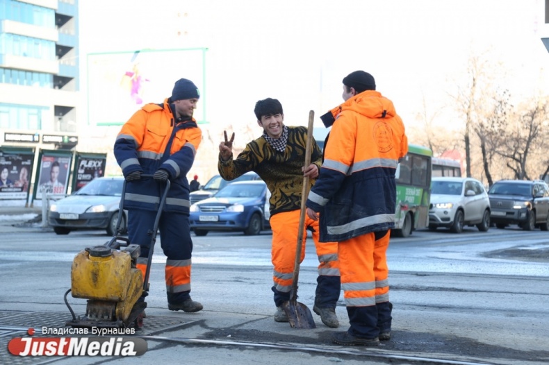 В Екатеринбурге начали ремонтировать ямы на дорогах. ФОТО - Фото 5
