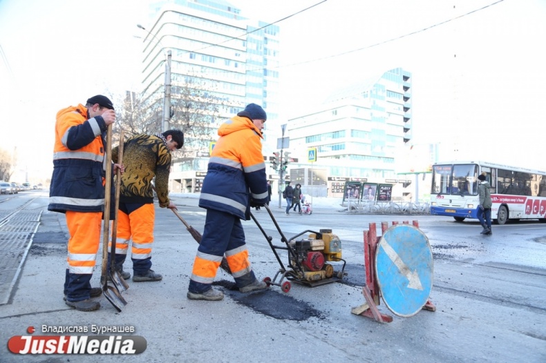 В Екатеринбурге начали ремонтировать ямы на дорогах. ФОТО - Фото 2