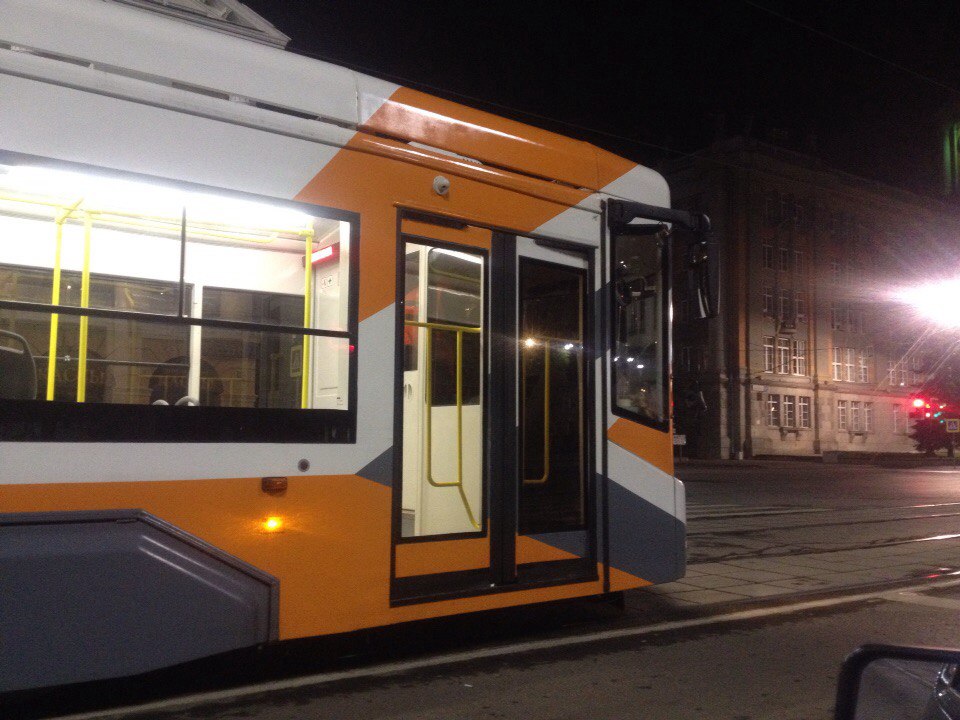 Ночью в Екатеринбурге горожане заметили инновационный трамвай - Фото 3