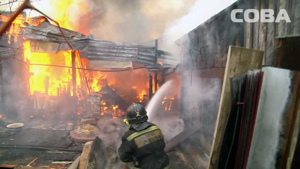 На ВИЗе на площади 100 кв. метров горит частный дом. ФОТО - Фото 3