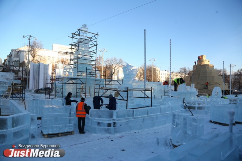 Дед Мороз и Снегурочка готовы, а ледяные копии зданий только начали. JustMedia понаблюдал за строительством новогоднего городка. ФОТОРЕПОРТАЖ - Фото 3