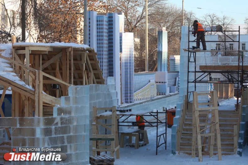Дед Мороз и Снегурочка готовы, а ледяные копии зданий только начали. JustMedia понаблюдал за строительством новогоднего городка. ФОТОРЕПОРТАЖ - Фото 10