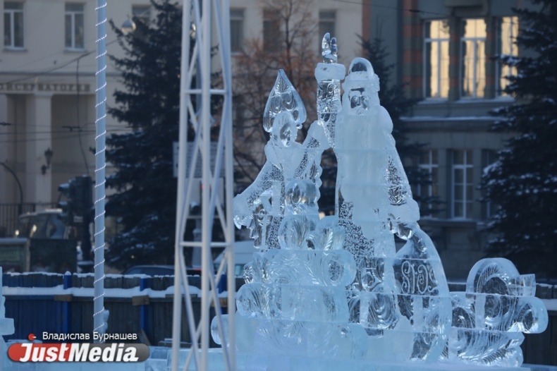 Дед Мороз и Снегурочка готовы, а ледяные копии зданий только начали. JustMedia понаблюдал за строительством новогоднего городка. ФОТОРЕПОРТАЖ - Фото 2