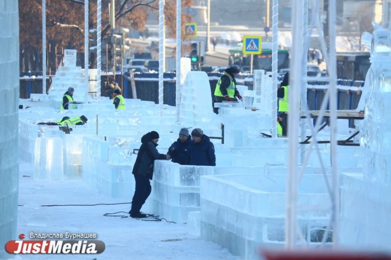 Дед Мороз и Снегурочка готовы, а ледяные копии зданий только начали. JustMedia понаблюдал за строительством новогоднего городка. ФОТОРЕПОРТАЖ - Фото 9