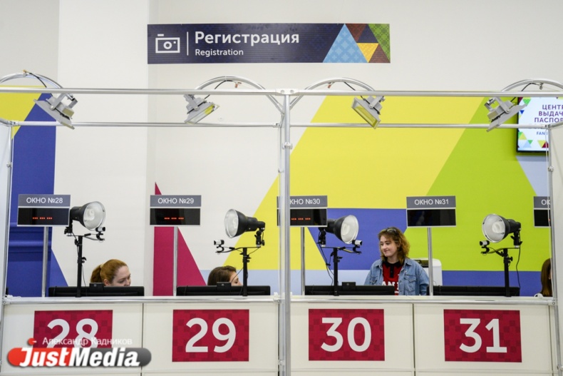 В Екатеринбурге открыли первый центр выдачи паспортов болельщика ЧМ-2018  - Фото 2