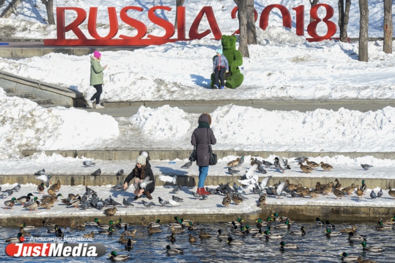 Первые лужи, молодежь в футболках и рыбаки на берегу. Смотрим вместе с JustMedia, как Екатеринбург встречает весну - Фото 5