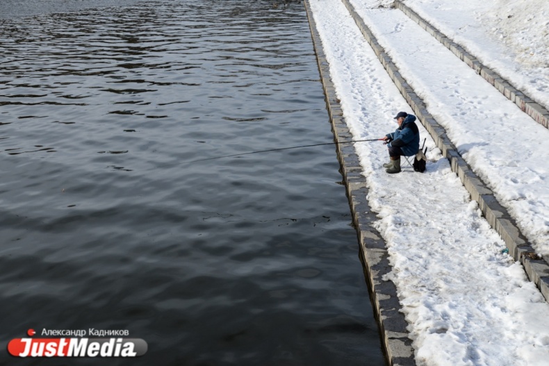 Первые лужи, молодежь в футболках и рыбаки на берегу. Смотрим вместе с JustMedia, как Екатеринбург встречает весну - Фото 6