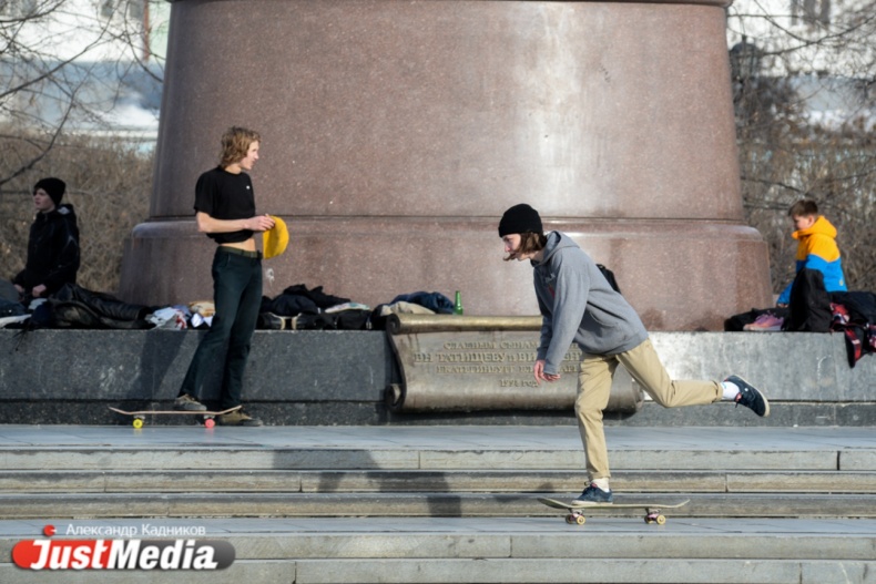 Первые лужи, молодежь в футболках и рыбаки на берегу. Смотрим вместе с JustMedia, как Екатеринбург встречает весну - Фото 3